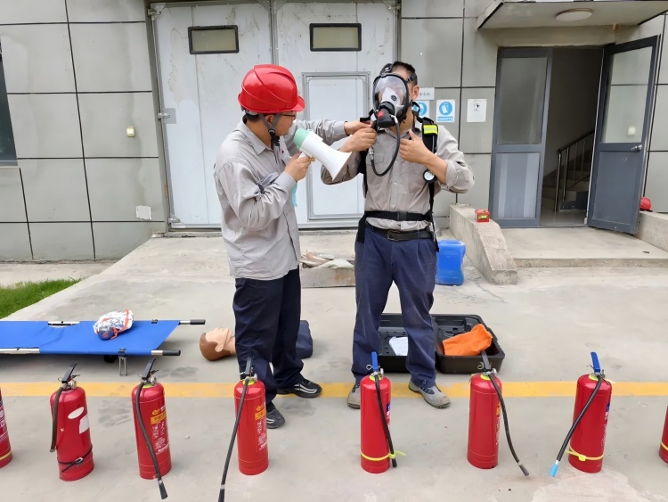 1.连云港电厂 演示消防用具的使用.jpg